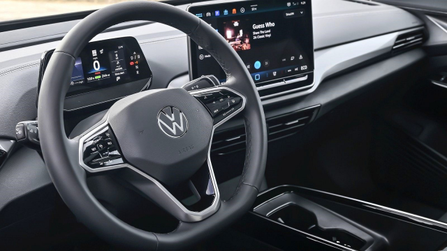 Odstranění fyzických tlačítek z nových VW má stát na náhlým nárůstem jejich nehod, divit se tomu nelze