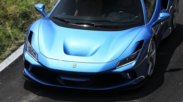 Někdo měl v práci opravdu špatný den, obří trouba na pizzu mu spadla na cizí Ferrari