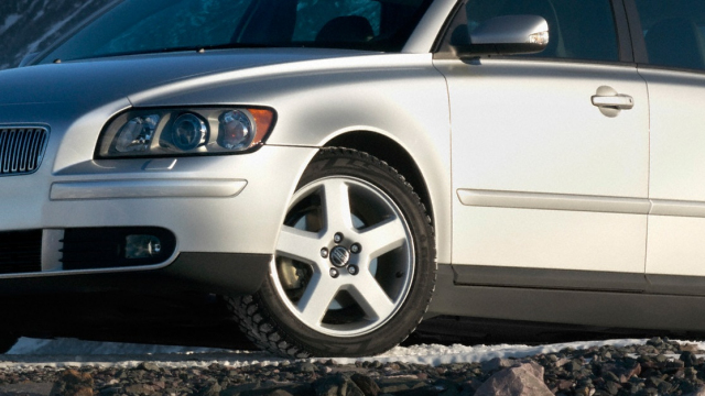 Nadšenec ukázal, co se stane, když autu seberete pružiny a tlumiče. Bláznivého nápadu lituje ještě teď