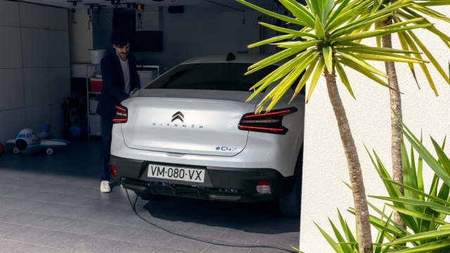 Citroën zkusil dobýt Británii jen s pomocí elektrického pohonu. Selhal, a tak se vrací k benzinům a dieselům