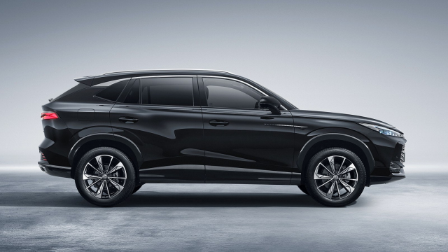 Nové auto v Česku nejúspěšnějších Číňanů má velikostně blízko ke Škodě Kodiaq, cenou se ale blíží Kamiqu