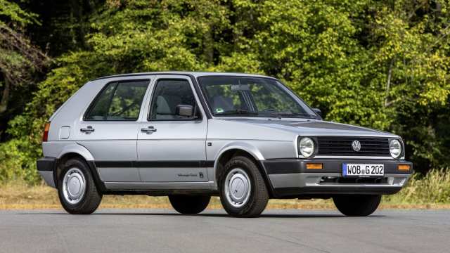 Autoškola začala studenty učit řídit v dekády starém VW Golf, má naši plnou podporu