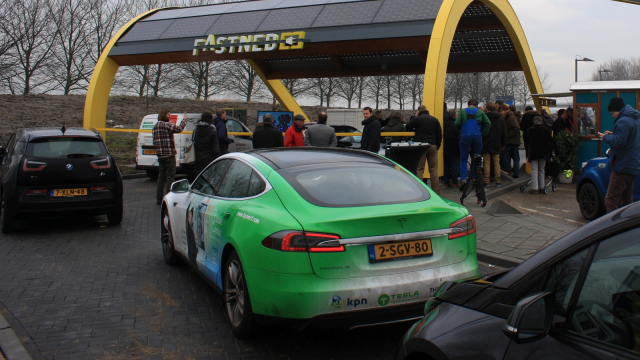 Německo čeká „černá elektrická sobota“, experti radí se mu s elektromobily vyhnout