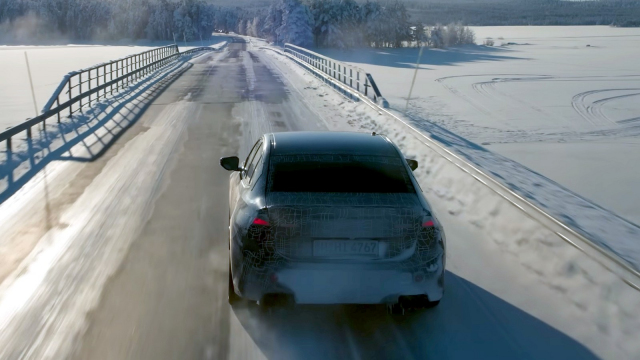 BMW začalo odhalovat spalovací verzi nové řady 3, takto ržá před kamerou její šestiválec