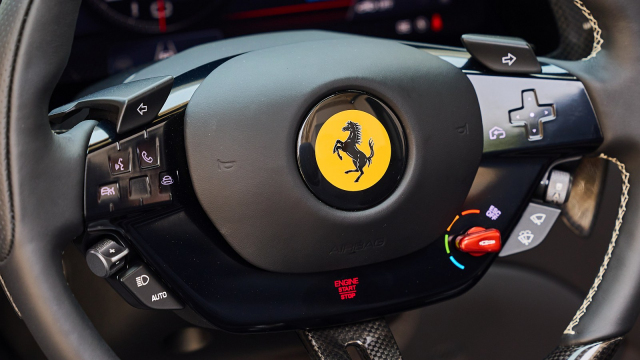 Šéf Ferrari bez okolků vysvětlil, proč všichni výrobci aut přešli na dotykové ovládání, i když ho zákazníci nenávidí