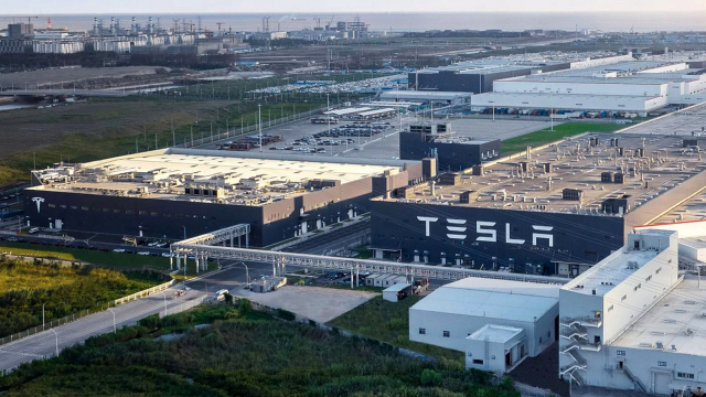 Tesla už má problémy i v Číně. Její prodeje se tam propadly skoro o pětinu, i když trh a soupeři rostou