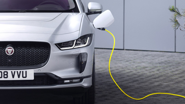 Nezájem o elektromobily donutil odpískat elektrické plány i Jaguar Land Rover, byly přitom od začátku naprosto absurdní