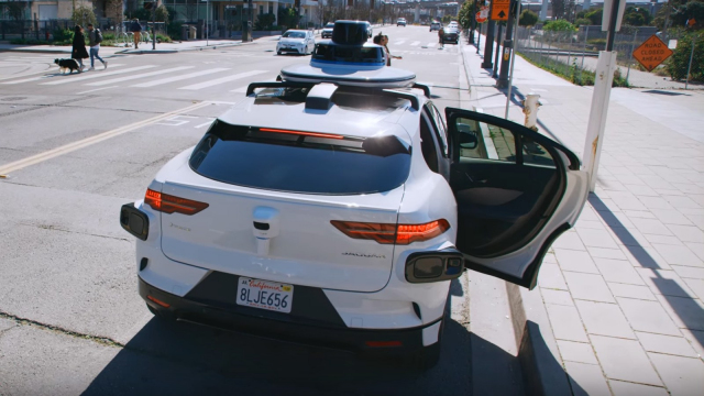 Lidé dostávají zaplaceno 500 Kč jen za to, aby robotickým taxíkům zavírali dveře, tomu se říká nemoc doby