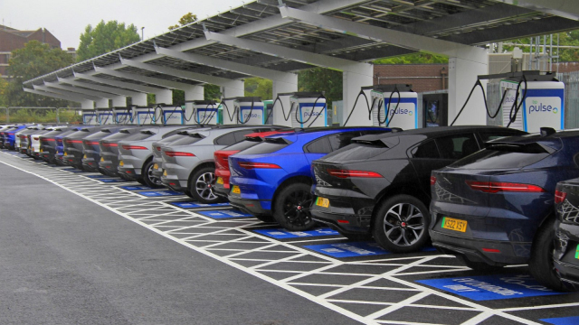Na trh míří další desítky nových elektromobilů. Kdo je za současné situace bude kupovat, ptají se už i světová média