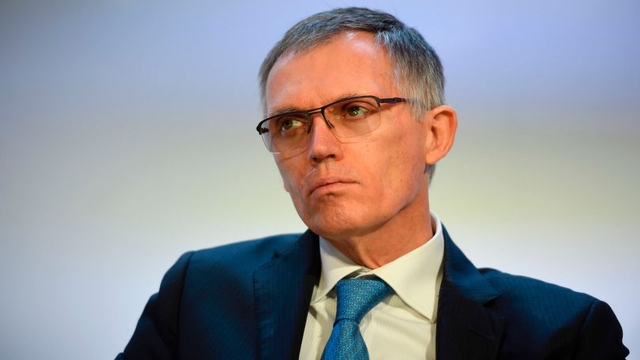 Šéfa Stellantisu naštvala EU, že spalovacím motorům nakonec dovolí přežít plánovanou smrt