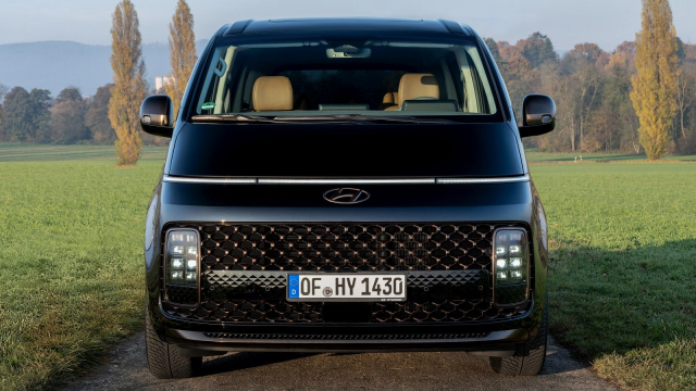 Tohle bude někoho bolet, severokorejská televize nevymazala logo na Hyundai doprovázejícím Kim Čong–una