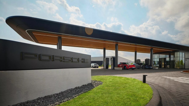 Porsche ukázalo hezké řešení pro majitele elektromobilů, kteří nemají co dělat, pro ostatní dál nemá nic