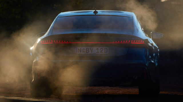 Řidič ostrého Audi totálně nezvládl použití systému launch control, skoro rozválcoval kamaráda