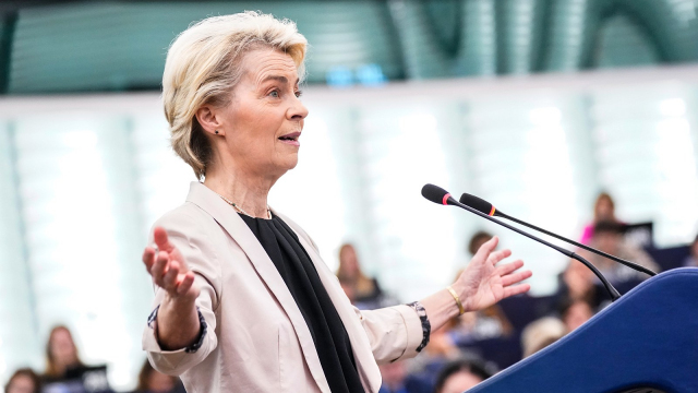 Cirkus Brusel nikdy nezklame. Hlavouni EU zruší zákaz spalovacích aut tím nejnesmyslnějším způsobem, jaký si lze představit