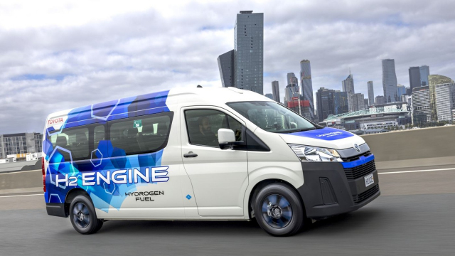 Toyota dál hledá cesty, jak obejít elektrifikaci aut, dodávku osadila novým spalovacím motorem ze sporťáku