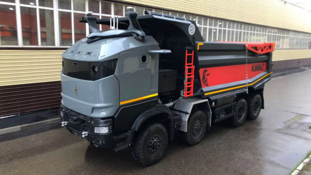 Ruský Kamaz poprvé ukázal svého Robocopa, bezpilotní důlní náklaďák skutečně vypadá jako filmový hrdina