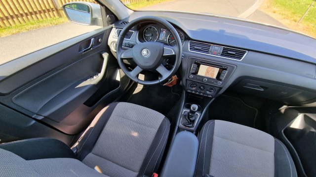 Zánovní Škoda Rapid s nejlepším motorem a výbavou za dobrou cenu je dnes ideální levné auto pro všechno