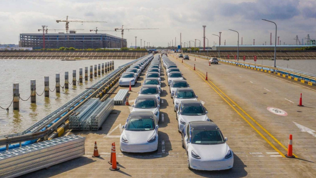 Tesla soustavně lže o počtu neprodaných skladových aut, 74 tisíc vozů prostě zmizelo. Co vše je v jejích datech ještě „fejk”?