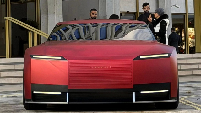 „Převratný” nový Jaguar vypadá otřesně nejen zvenčí. Poprvé ukázal interiér a je to hrůza jako z Kie