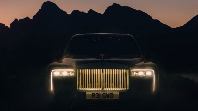 SUV Rolls–Roycu vypadá po faceliftu jako knírač, pouťový vnitřek i vnějšek mají oslovit mladou klientelu
