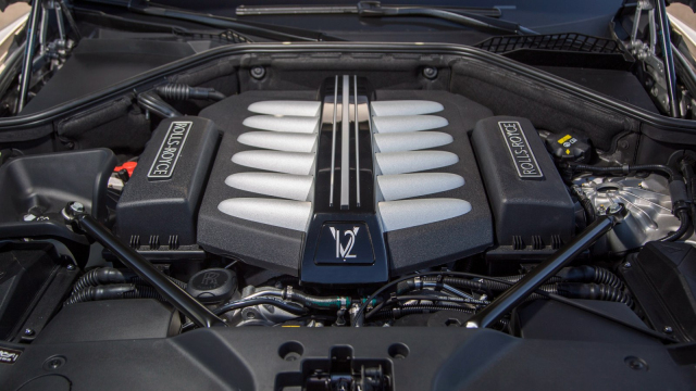 Rolls–Royce podepsal rozsudek smrti motorům V12. Jako by neviděl, jak jeho klienti reagují na elektrickou prvotinu