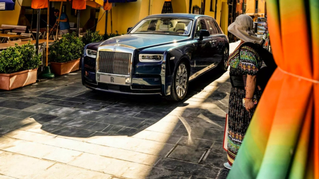 Někdo si nechal postavit Rolls–Royce ve stylu Fiatu, obvyklým pořádkům dal dokonale na frak