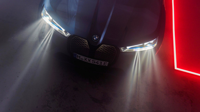 BMW naštvalo lidi měsíčními platbami za výbavu, kterou si už koupili. 300 Kč za měsíc za asistent dálkových světel je zvěrstvo