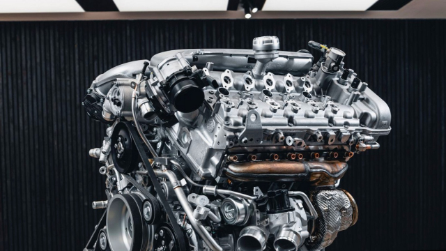 Ferrari bude dál vyvíjet spalovací motory, prý pořád mají co říct. To Bentley kašle na ně i na své sliby