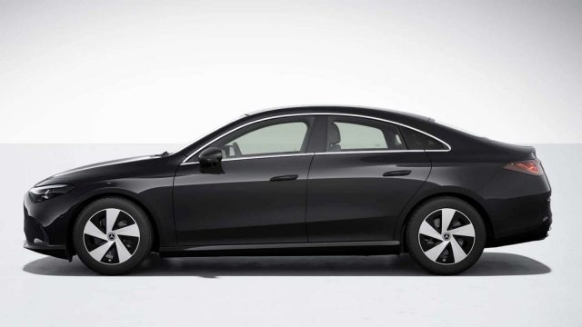 Nový Mercedes CLA působí v základu až ostudně lacině, i když stojí o statisíce víc. Uvnitř přišel o třetinu displejů