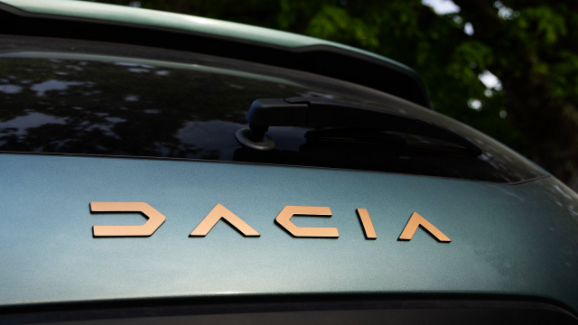 Nová Dacia Duster se ukázala s hotovými světly. Bude to úplně jiné auto, o nejlepší motor ale přijde