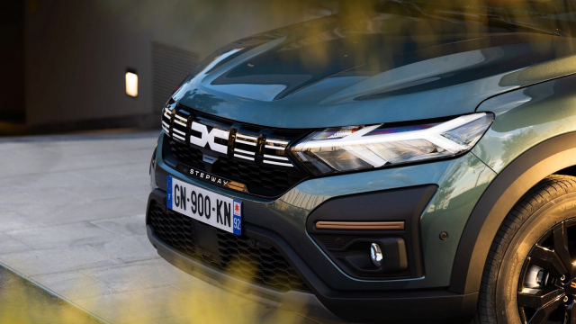 Dacia se asi zalekla toho, že vládne evropským prodejům aut, Sandero chce sesadit z trůnu