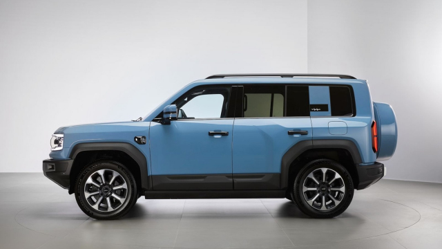 Němci otestovali levný čínský Land Rover, který půjde koupit i v Evropě, jejich slova lze vnímat jako útěchu i hrozbu