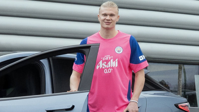 Někdo si zjevně myslí, že fotbalové hvězdy Manchesteru budou místo Ferrari a Lamborghini jezdit čínskými „služebáky”