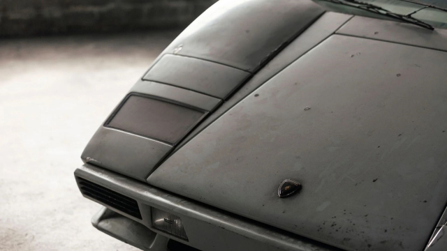 Nejslavnější Lamborghini Countach bylo po 20 letech nalezeno pod nánosy prachu, přesně v tom stavu je je na prodej
