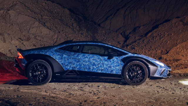 Supersporty do terénu od Lamborghini a Porsche si to rozdaly tváří v tvář, vyhrál koncern VW
