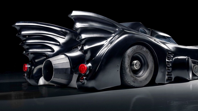 Brutální nový Aston Martin nevypadá jako nic, co už známe. Tajuplný stroj natočili při vývoji, připomíná oživlý Batmobil
