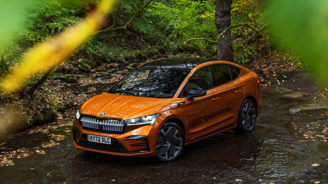 Elektromobily kupují bohatí starší muži, rozdělují společnost, zjistila studie. Platí to i na západě, co teprve u nás?