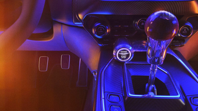 Britové ukázali nové silniční auto jako ze stroje času, motor V12 spojuje s manuálním řazením