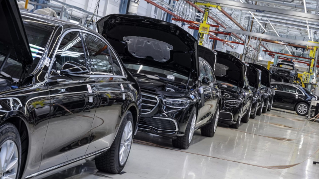 Muž zastřelil dva dělníky v továrně Mercedesu na elektrickou třídu S. Výroba stojí, 35 tisíc lidí má volno