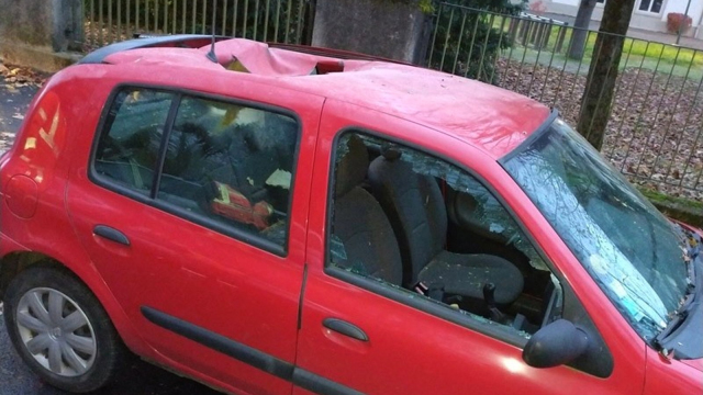 Tohle pojišťovně nevysvětlíte, starší Renault byl totálně zničen při zásahu meteoritem