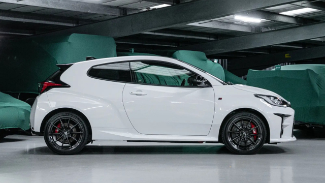 „Mr. Bean” prodává další auto přímo ze své sbírky. Tohle ani nezbořil a podívejte se na ty skvosty pod plachtami okolo