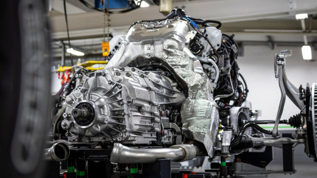 Bentley skutečně skončilo i s ryzími motory V8, v Evropě to udělalo raději pěkně potichu