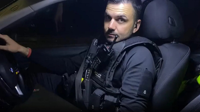 Policistu, který varoval řidiče, aby si nepletli silnici s okruhem, změřili při jízdě rychlostí 248 km/h, dostal padáka
