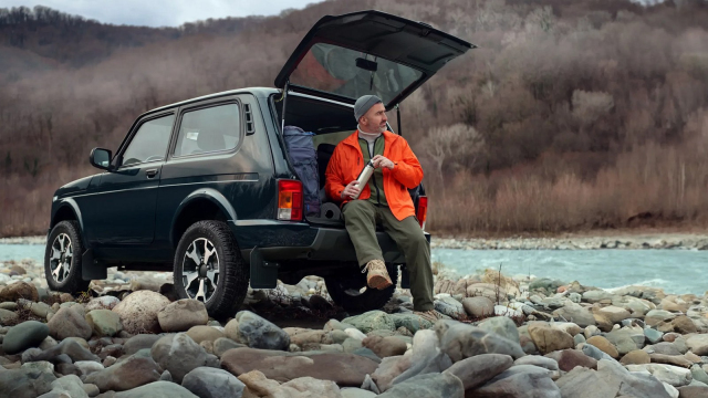 Lada Niva mnohokrát přežila svou smrt a slaví další jubileum. Od automobilky dostala dárek, od lidí až neuvěřitelnou poctu