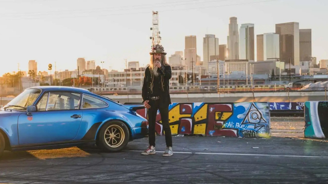 Sběratel Porsche s vizáží bezdomovce (anebo je to Krakonoš?) si čistkou ve své garáži přišel na nečekaně velké peníze