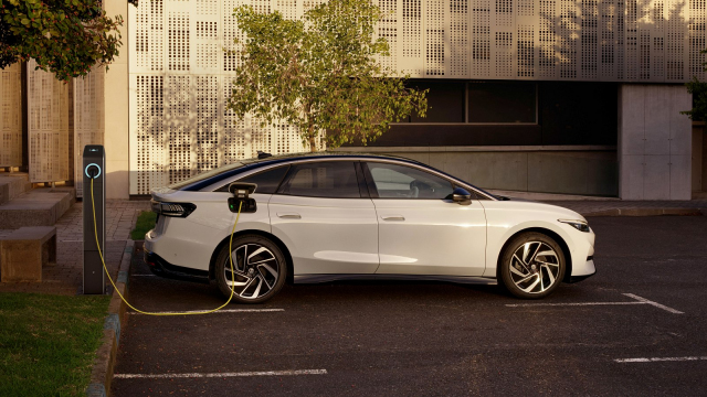 Elektrický nástupce VW Passat zná už i své české ceny, s „20iltrovou nádrží” je to drahý špás