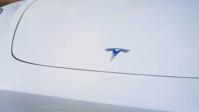 Přepracovaná Tesla Model 3 předčasně odhalena drzým fotografem, její příď se změnila k nepoznání