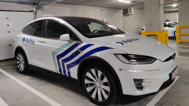 Belgická policie si v roce 2019 koupila novou Teslu za 2,9 milionu Kč, dodnes s ní neujela ani metr