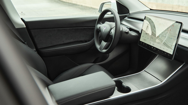 Tesla šetří na výrobě tak moc, že z aut vyrobených v Německu se lidé po nehodě nedostanou bez šroubováku