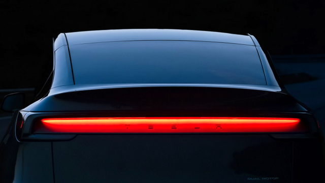 Majitelé faceliftované Tesly Model Y si stěžují, že je policisté „prudí” kvůli zadním světlům, nechápou, jak fungují